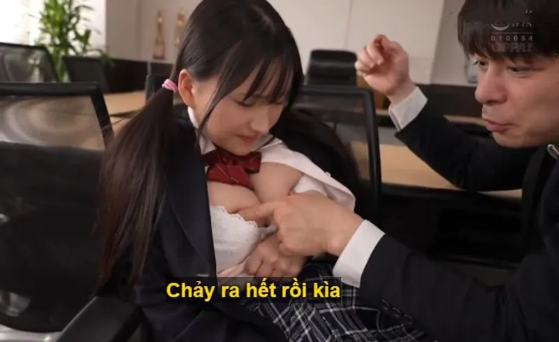 Ba năm trời, thầy giáo rèn luyện nữ sinh ngực khủng thành "chứa tinh thánh".