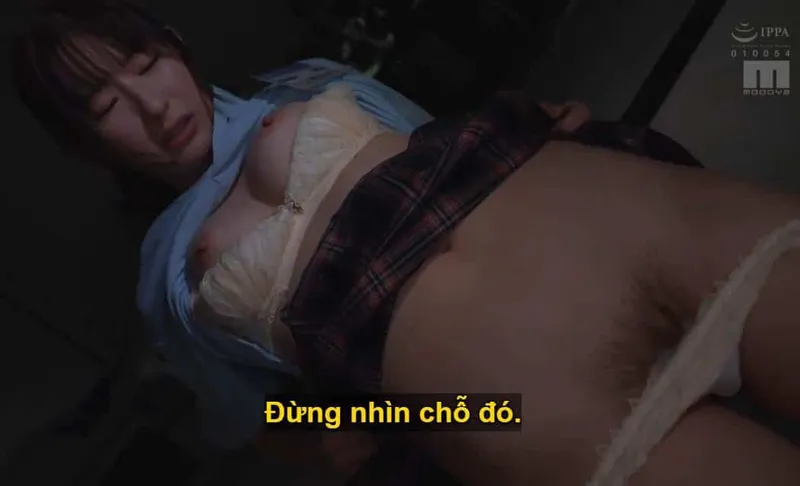Ông sếp lập mưu tính "xử" cô nhân viên dưới quyền kiêu kỳ lười nhác, suốt ngày bận rộn chat chit với người yêu.